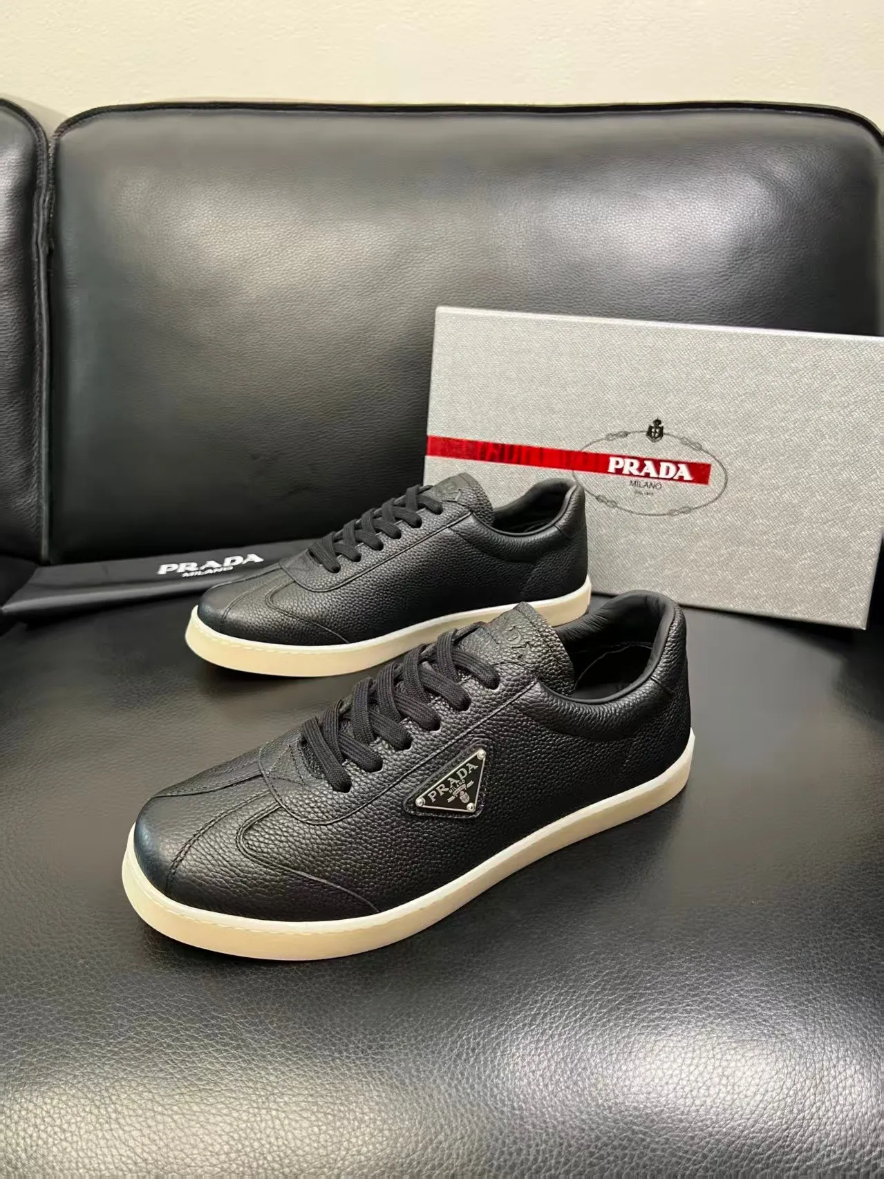 P380 38-45 Prada Prada’s new men’s leather sneakers, the highest version on the market, any comparison is welcome🆚! The original leather has excellent texture and is super high-end! Fetal sheep net lining imported from Italy, removable pad! Luxurious materials and fine workmanship, highly recommended! No. 058